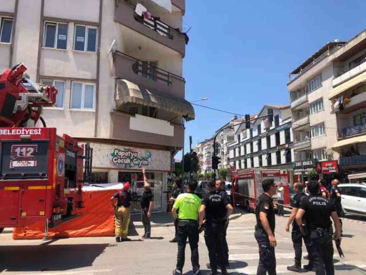 Ağabeyini sırtından bıçaklayan genç, kendisine de harakiri yaptı Ağabeyini sırtından bıçaklayan genç, kendisine de harakiri yaptı