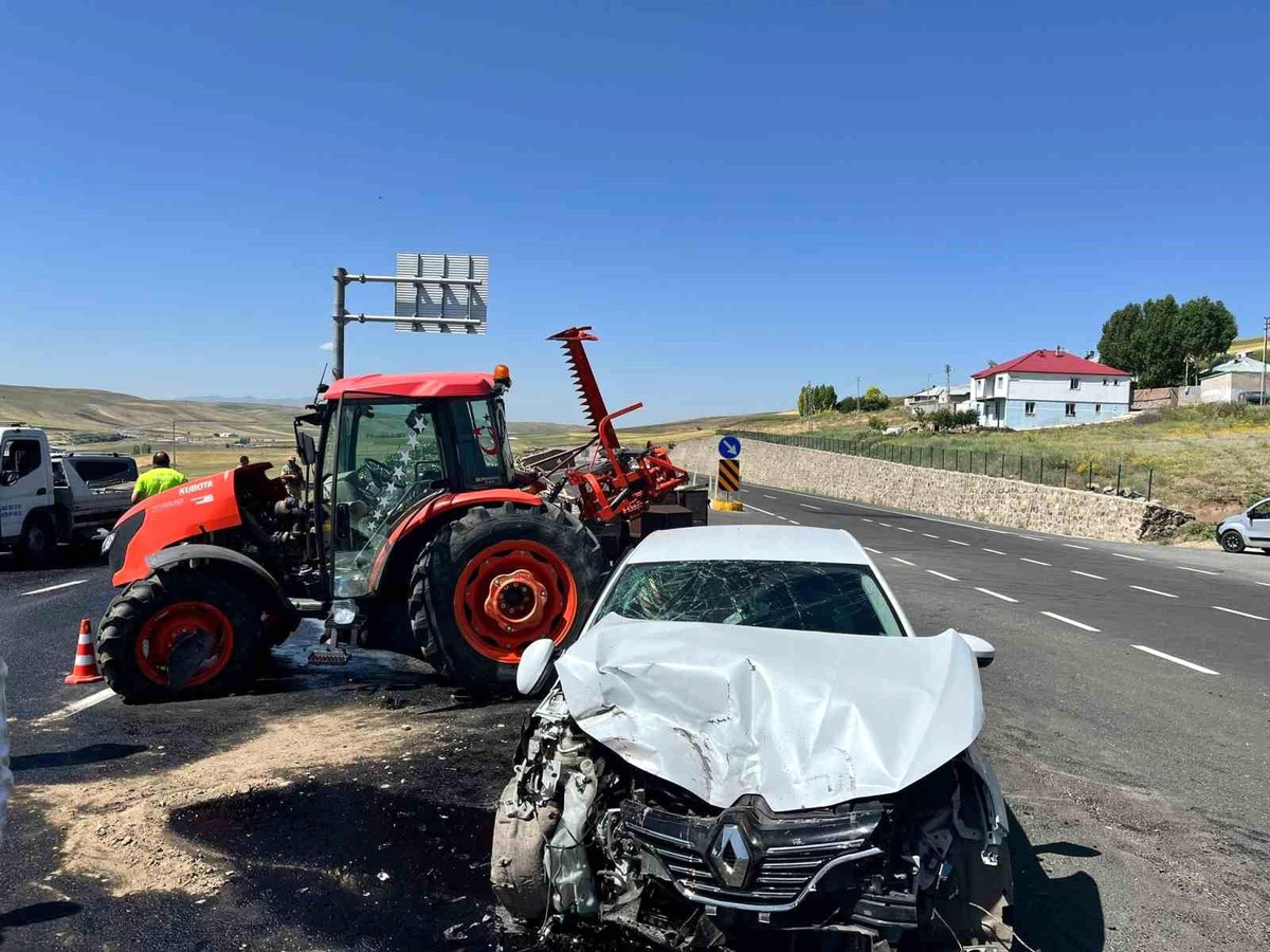 Ağrı\'da Traktörün Otomobile Çarpması Sonucu 3 Kişi Yaralandı
