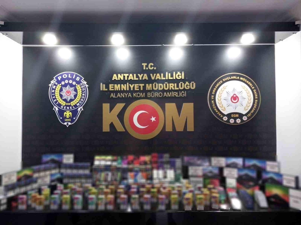Antalya\'da Kaçakçılık Operasyonunda Tütün ve Cep Telefonu Ele Geçirildi