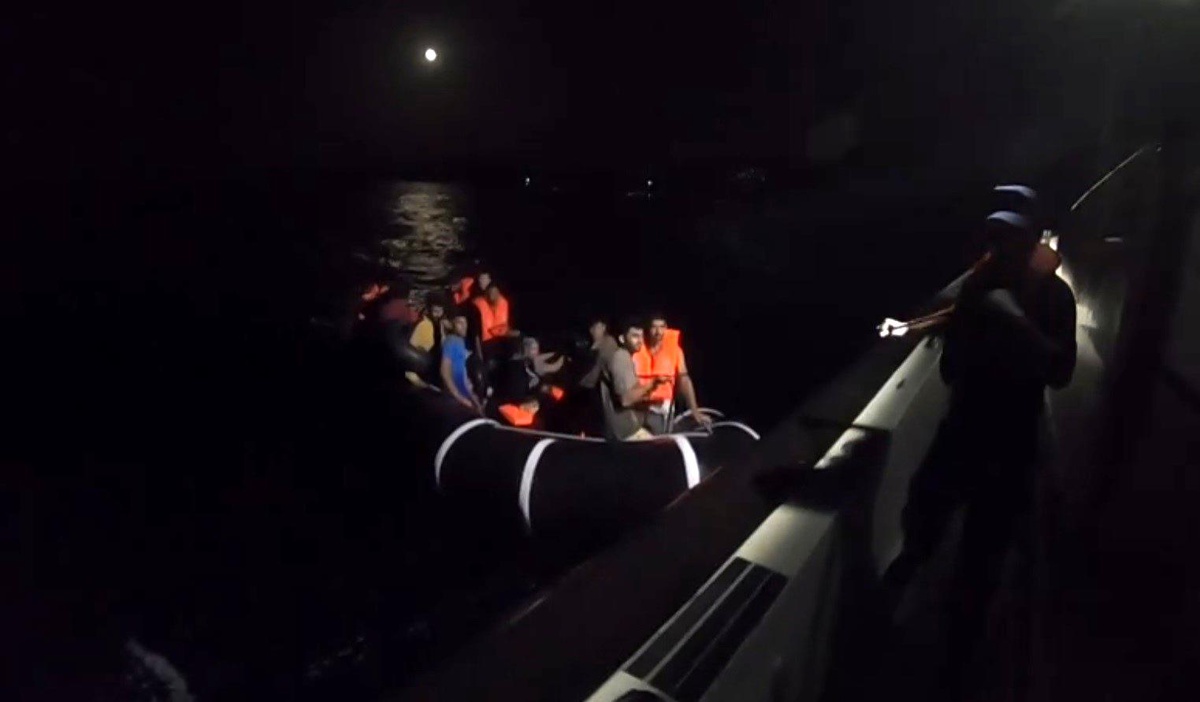 Çanakkale\'de Yunan Sahil Güvenlik Tarafından Ölüme Terk Edilen Göçmenler Kurtarıldı