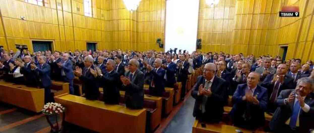 Bahçeli'den parti grubunu ayağa kaldıran Sinan Ateş sözleri