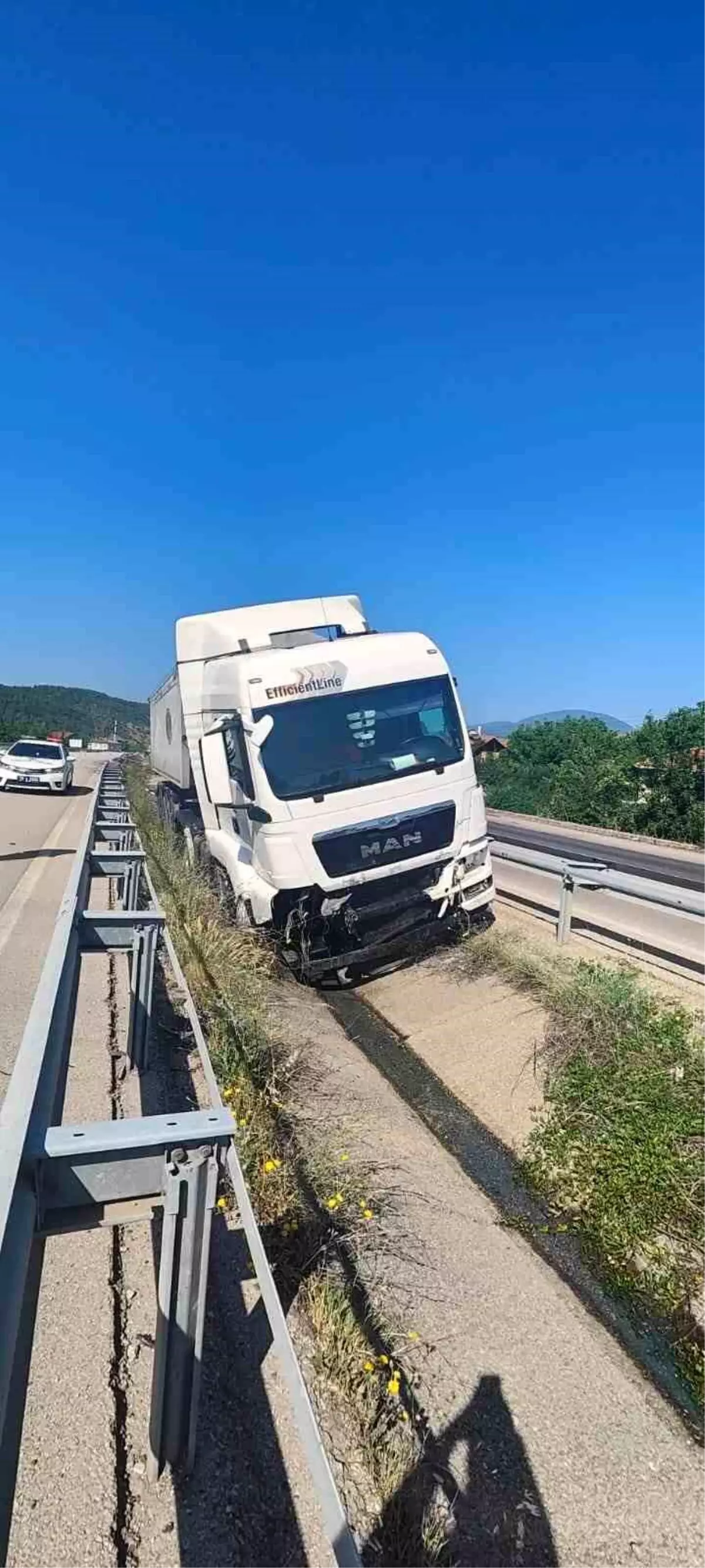 Karabük\'te tır su kanalına girdi, sürücü yaralandı