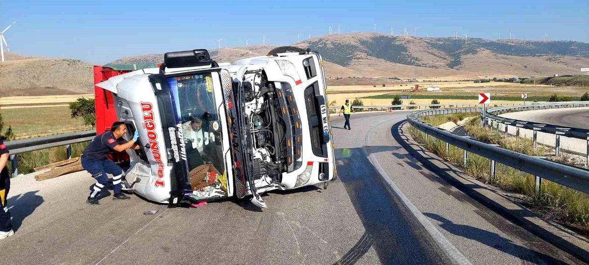 Afyonkarahisar\'da Kamyon Devrildi, Sürücü Yaralandı