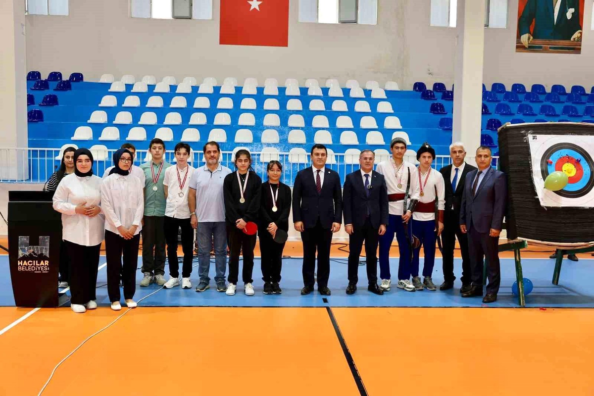 Hacılar\'da Spor Salonu Yenilendi ve Genişletildi