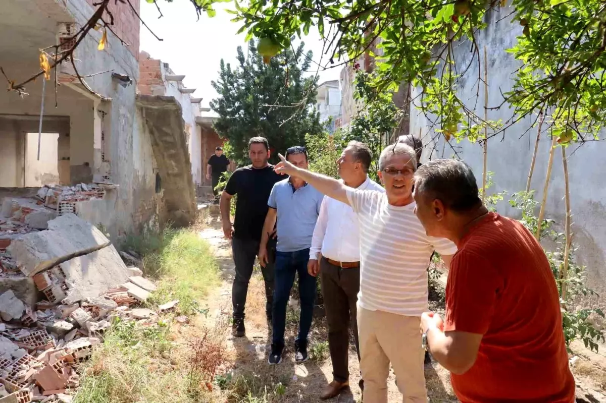 Nazilli Belediye Başkanı Dr. Ertuğrul Tetik, metruk yapıların yıkım çalışmalarını denetledi