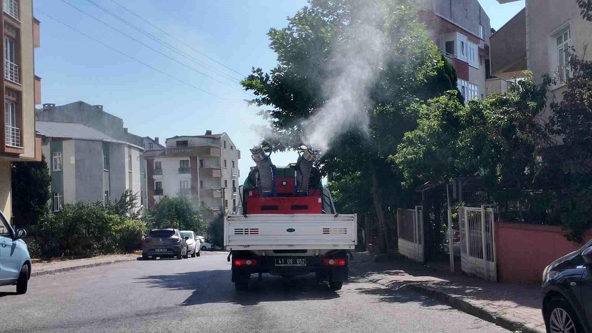 Çayırova Belediyesi Vektörle Mücadele İçin İlaçlama Çalışması Yapıyor