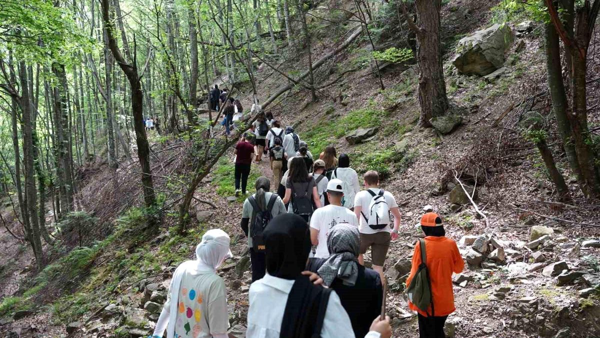 Yıldırımlı Gençler Zeyniler\'de Doğa Yürüyüşü Düzenledi