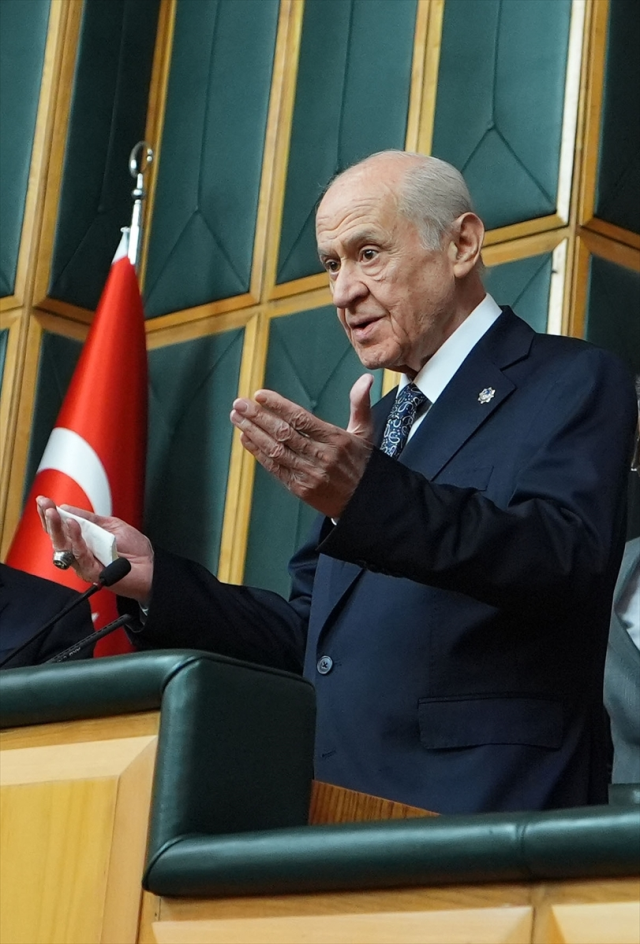 Grup toplantısına 15 dakika geç başlayan Bahçeli'nin yürümekte zorlandığı görüldü