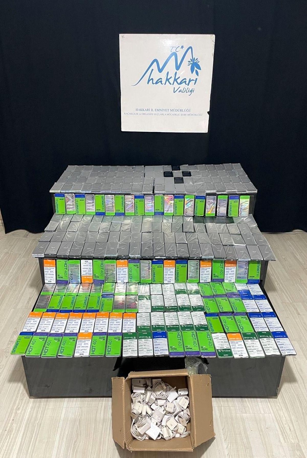 Hakkari\'de Kaçak Cep Telefonu Operasyonu: 446 Cep Telefonu Ele Geçirildi