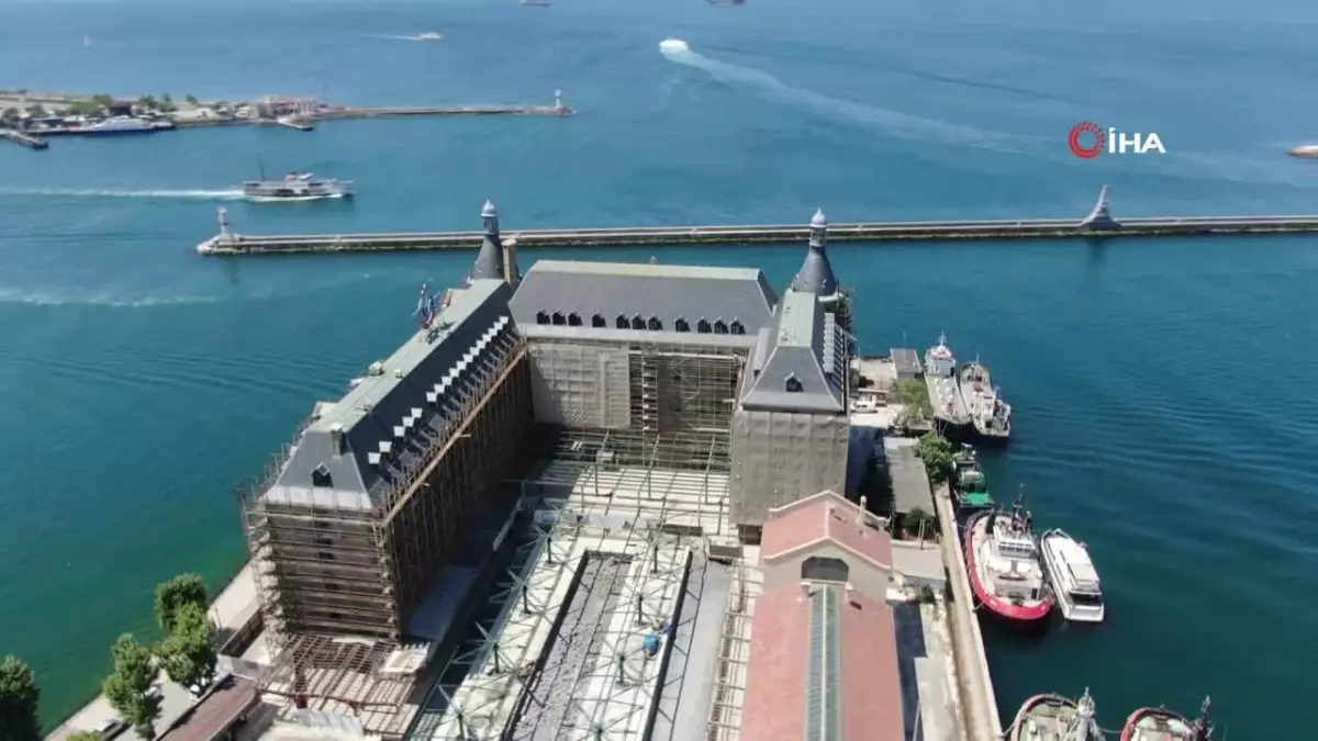 Haydarpaşa Garı\'nı saran örtü kaldırıldı