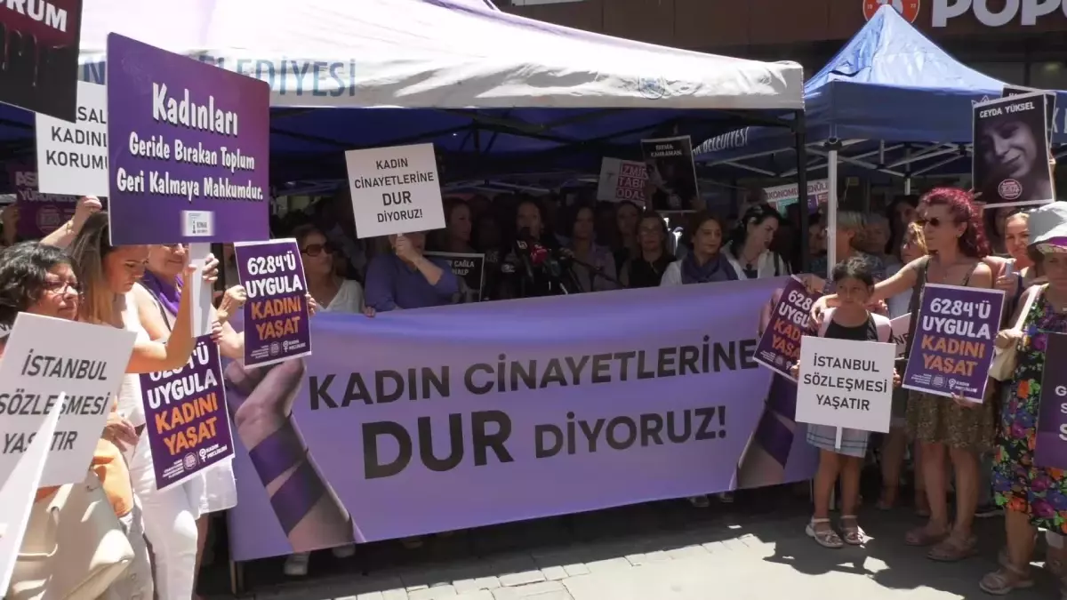 İzmir\'de Kadınlar Kadın Cinayetlerini Protesto Etti