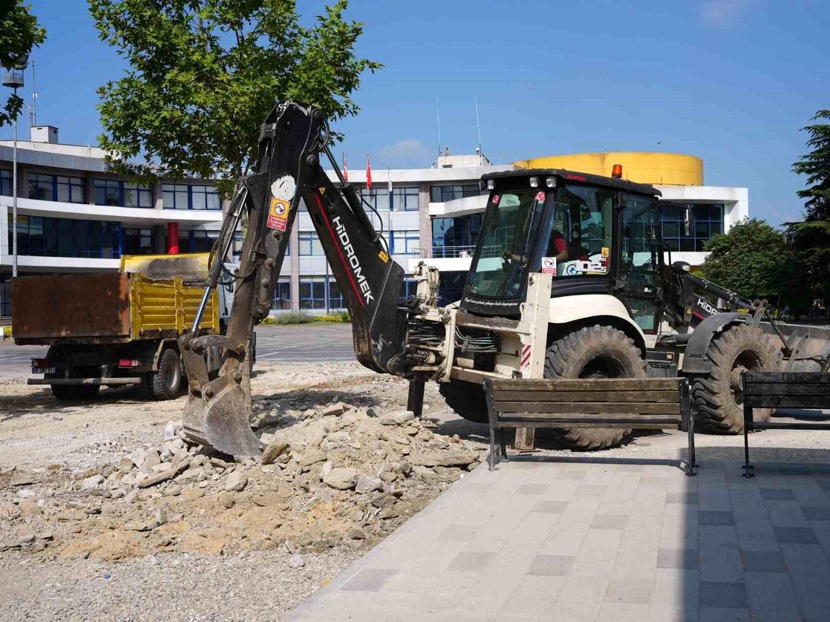 Düzce Belediyesi Cedidiye Kent Meydanı Projesi\'nde Yeni Aşama