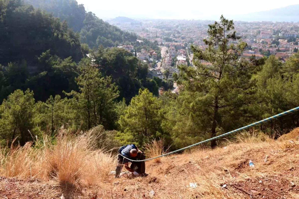 Marmaris Belediyesi Seyir Tepesinde Çöp Topladı