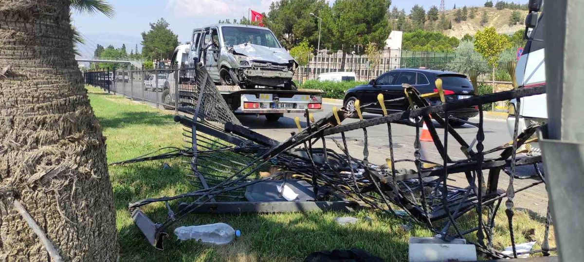 Denizli\'de Hafif Ticari Araç Kaza Yaptı: 1\'i Ağır 7 Yaralı