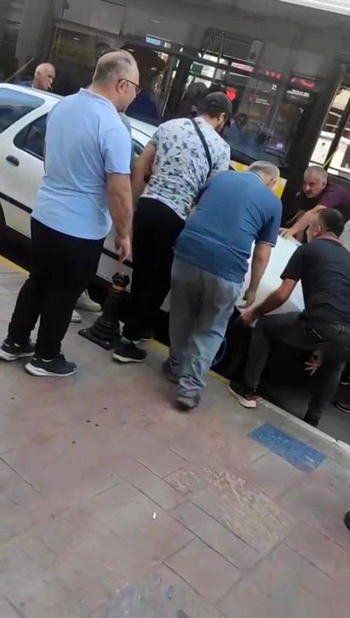 Karabük\'te otobüsün geçişini engelleyen otomobil vatandaşlar tarafından kaldırıldı