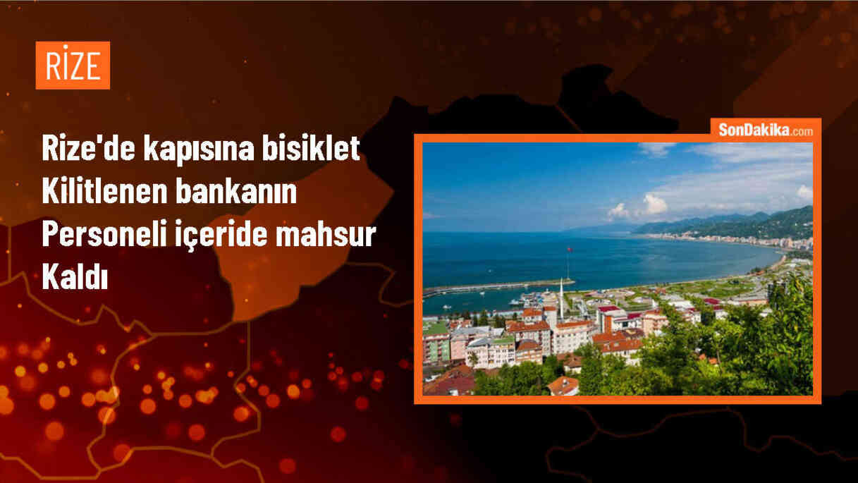 Rize\'de Banka Şubesinin Kapısına Kilitlenen Bisiklet Çalışanları Mahsur Bıraktı