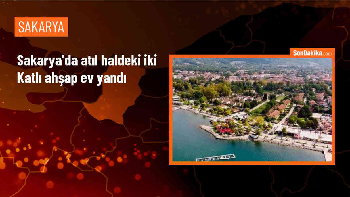 Adapazarı\'nda Atıl Haldeki Ahşap Evde Yangın Çıktı