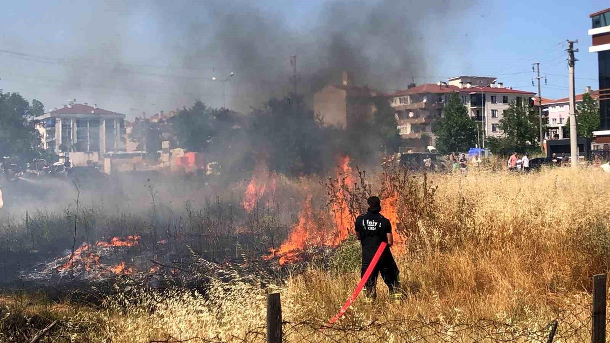 Çorlu\'da çıkan yangın vatandaşları korkuttu