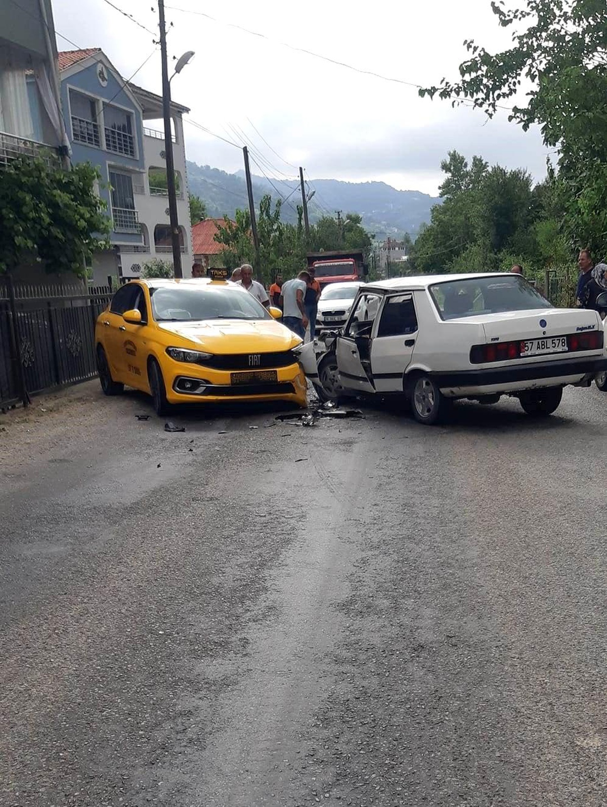 Sinop\'ta Ticari Taksi ile Otomobil Çarpıştı: 3 Yaralı