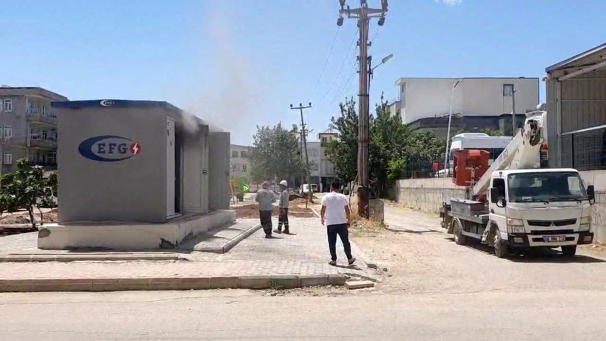 Adıyaman\'da Sıcaklıklardan Dolayı Trafodan Yükselen Dumanlar Korkuttu