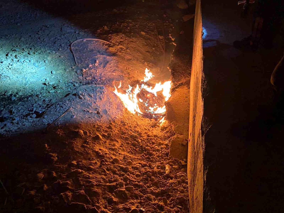 Antalya\'da köprü altında yangın: Kablolar çalındı