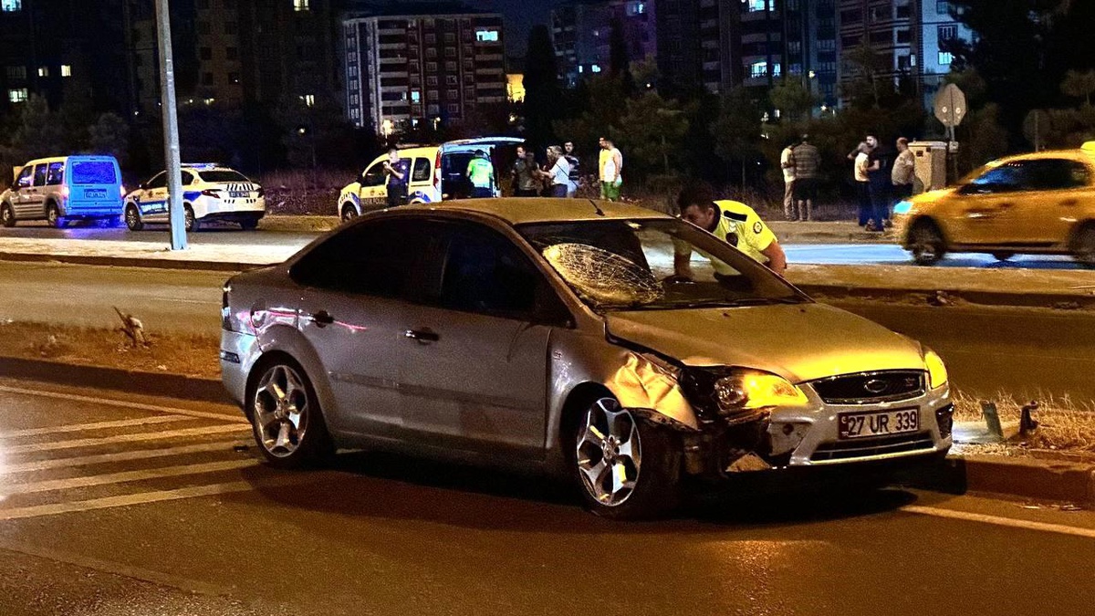 Yolun karşısına geçmek isteyen çifte otomobil çarptı: 1\'i ağır 2 yaralı