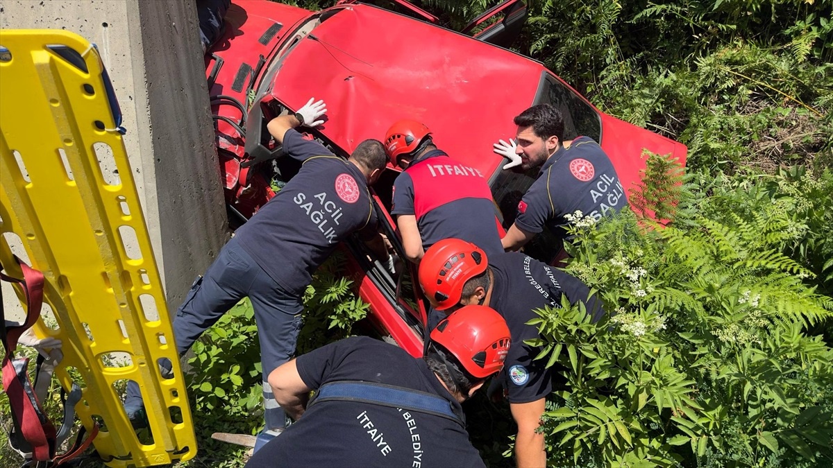 Zonguldak\'ta bariyere çarpan otomobilde 4 kişi yaralandı