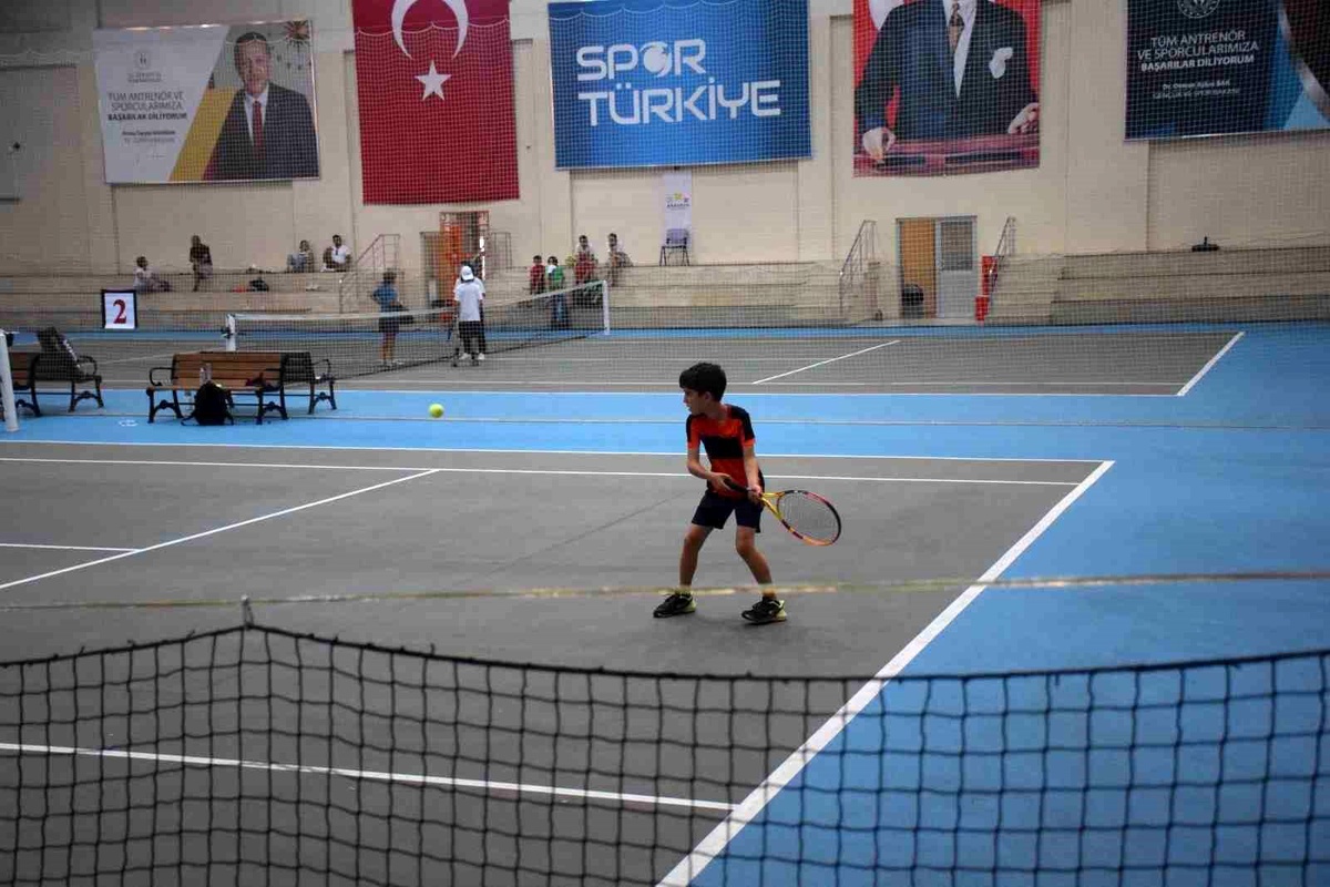 12 Yaş Yaz Kupası Tenis Turnuvası Afyonkarahisar\'da Devam Ediyor
