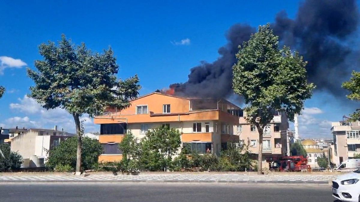 Kocaeli Darıca\'da 3 Katlı Binanın Çatısı Alevlere Teslim Oldu