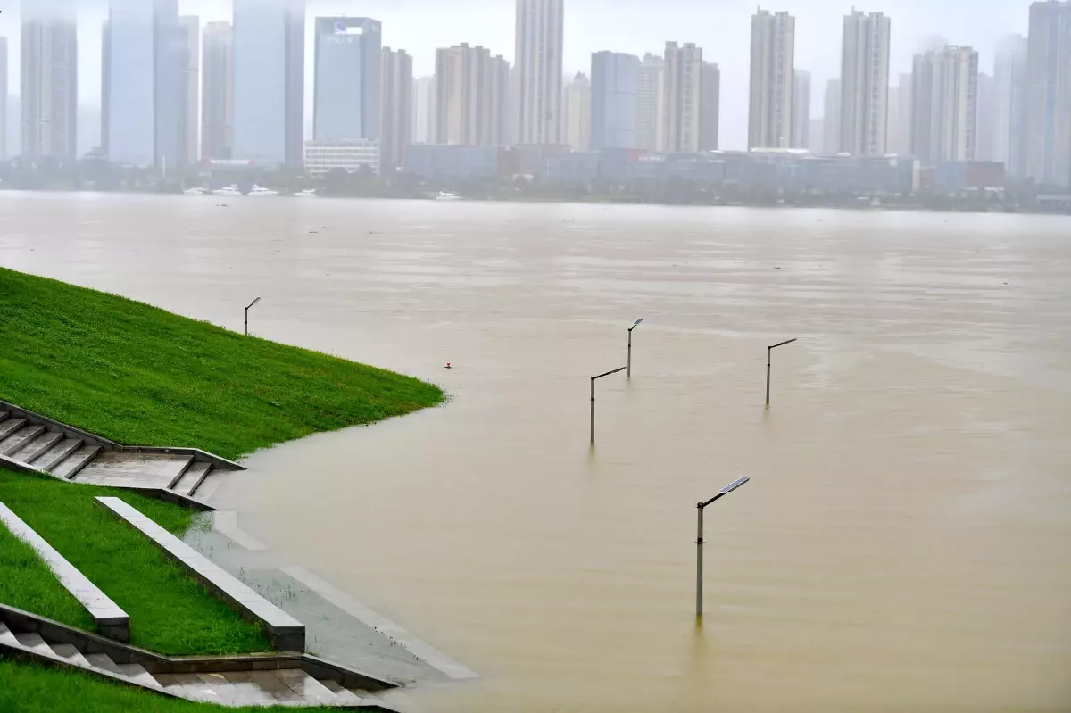 Çin\'in Changsha kentinde şiddetli yağışlar nedeniyle su seviyesi alarm seviyesinin üzerine çıktı