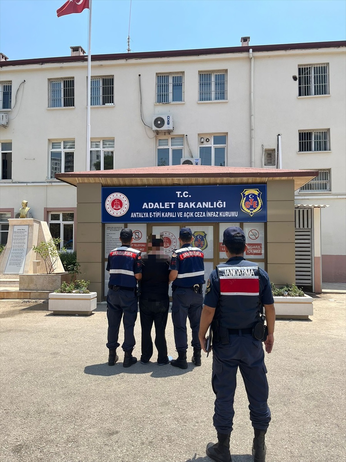 Antalya\'da 22 yıl 6 ay hapis cezası bulunan hükümlü yakalandı