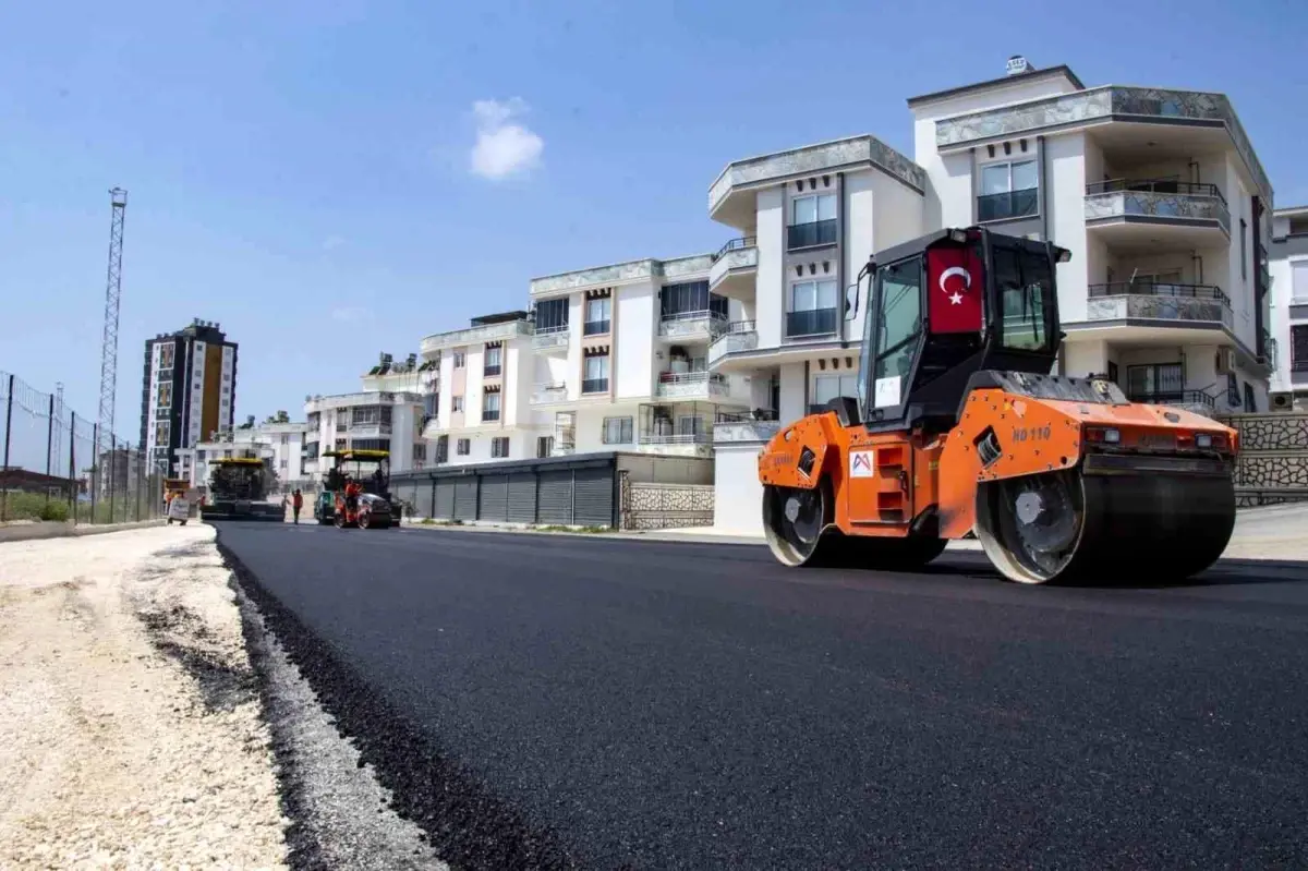 Mersin Büyükşehir Belediyesi Arpaçsakarlar Mahallesi\'nde Sıcak Asfalt Çalışması Yaptı