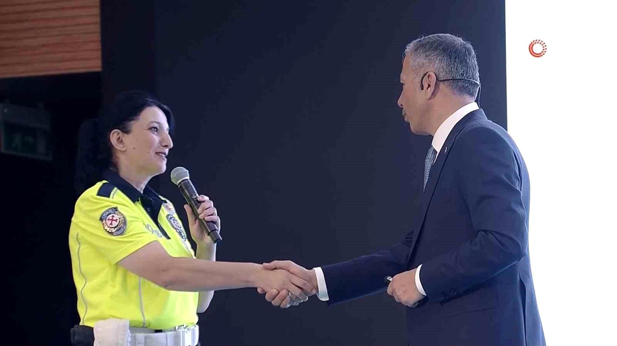 Bakan Yerlikaya Eskişehir\'de yaptığı uyarı ile facianın önüne geçen polis Nihal Uzpeder\'i tebrik etti