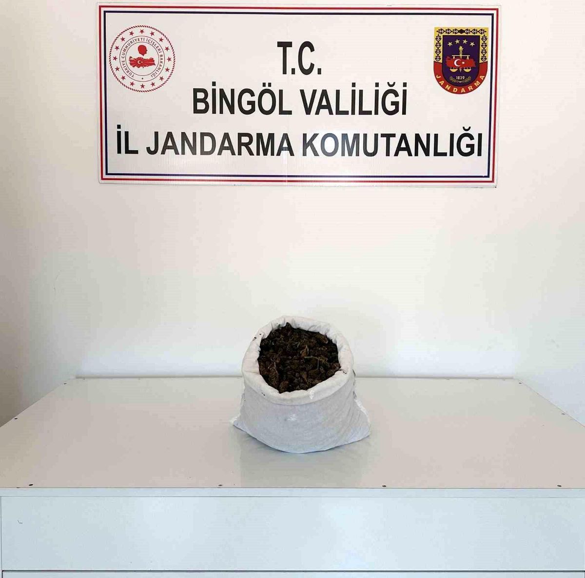 Bingöl\'de Uyuşturucu Operasyonu: 2 Bin 698 Kök Kenevir ve 1 Kilo 450 Gram Esrar Ele Geçirildi