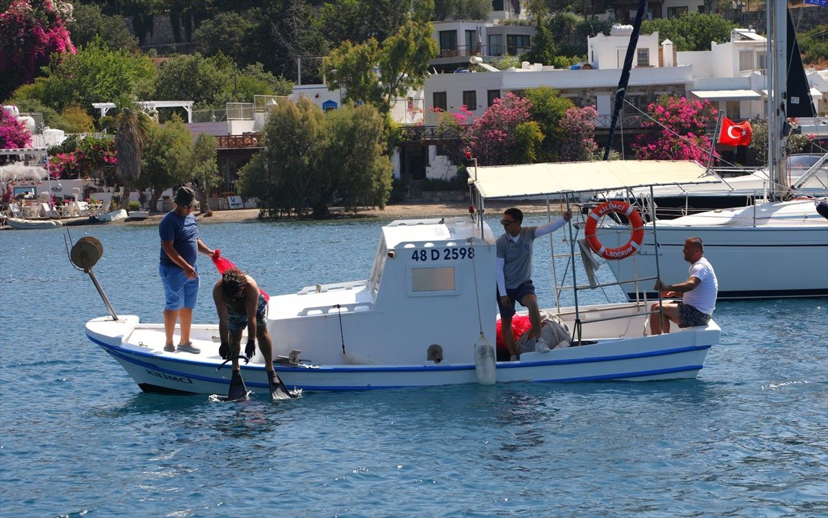 Bodrum\'da Dalgıçlar Tarafından 800 Kilogram Atık Çıkarıldı
