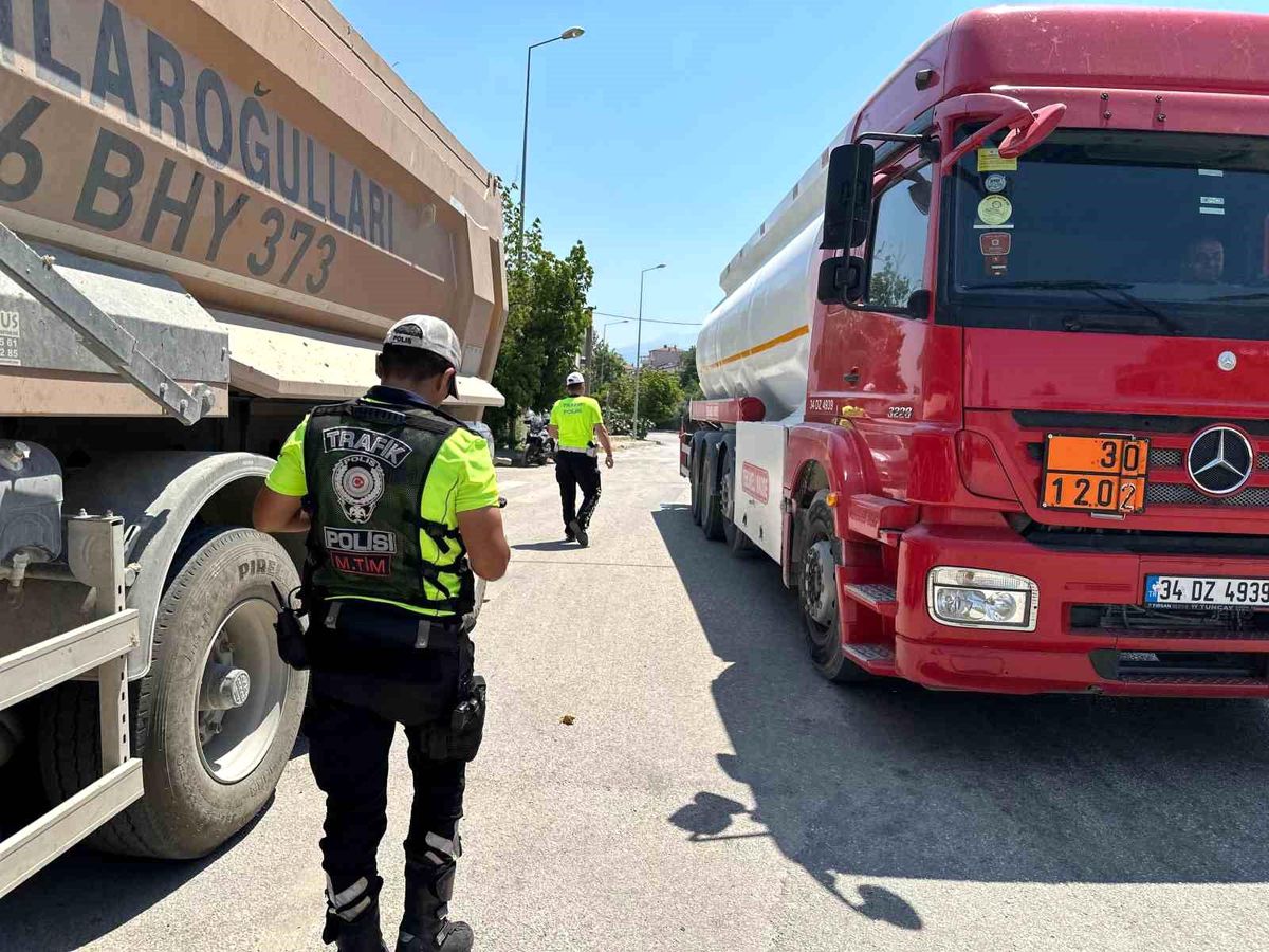 Bursa\'da Hafriyat Kamyonları ve Tırları Polisten Kaçamadı