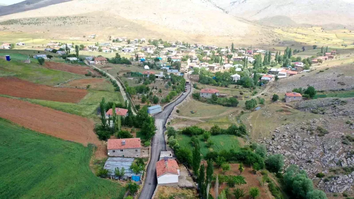 Kayseri Büyükşehir Belediyesi Develi\'de Yol Yapımı ve Onarımı Gerçekleştirdi