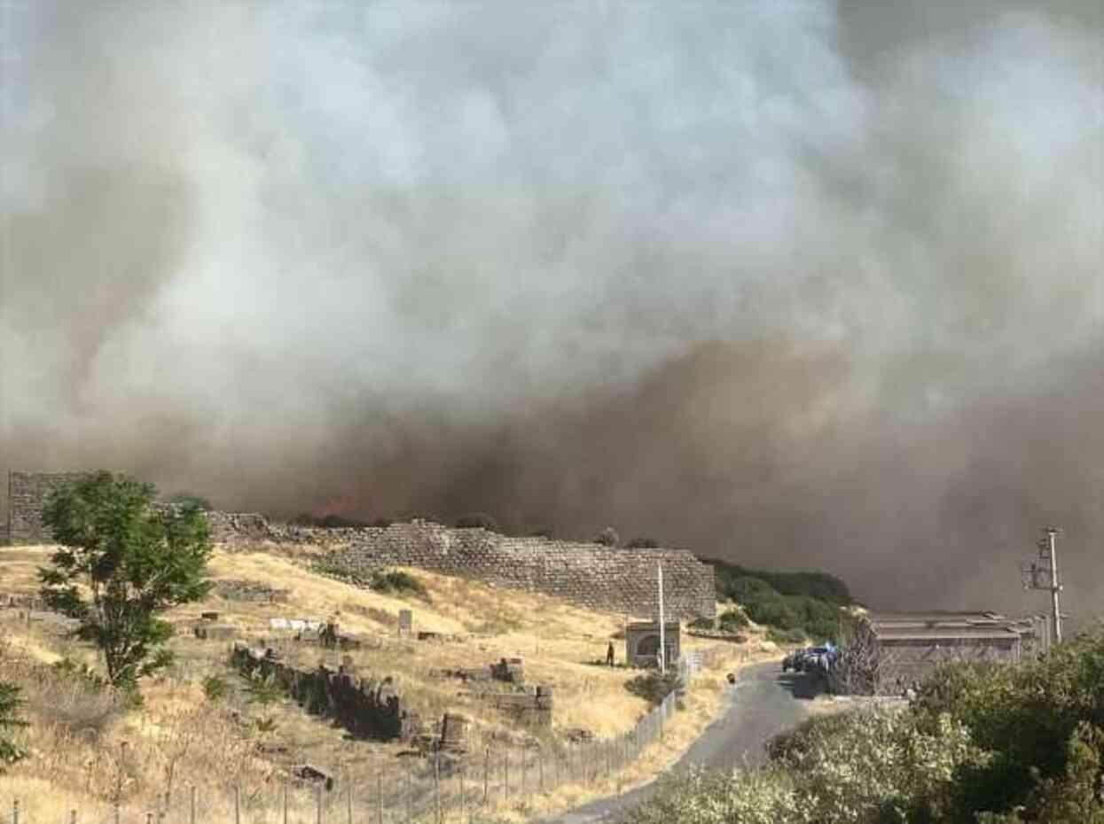 Çanakkale'de orman yangını! Alevler antik kente kadar ulaştı