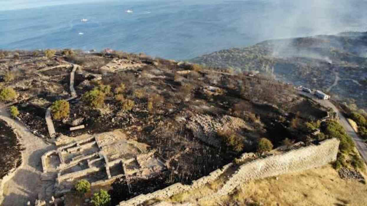 Çanakkale'de orman yangını! Alevler dünyaca ünlü Assos Antik Kenti'ne sıçradı