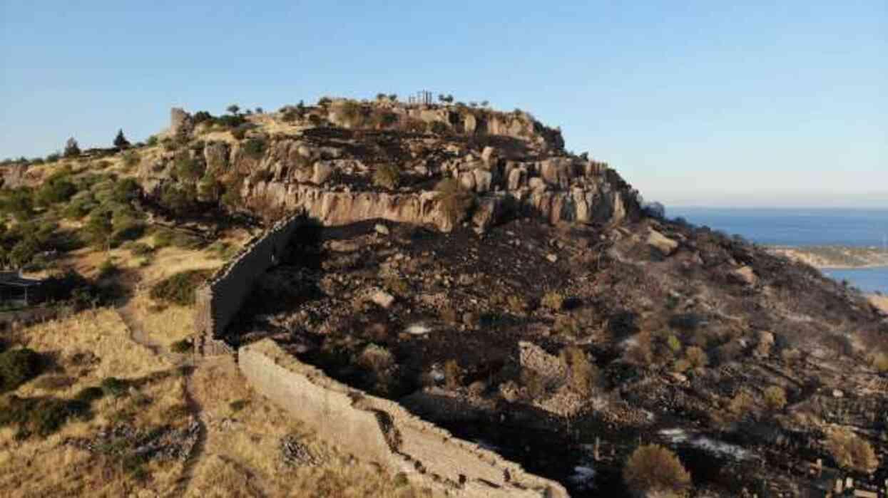 Çanakkale'de orman yangını! Alevler dünyaca ünlü Assos Antik Kenti'ne sıçradı