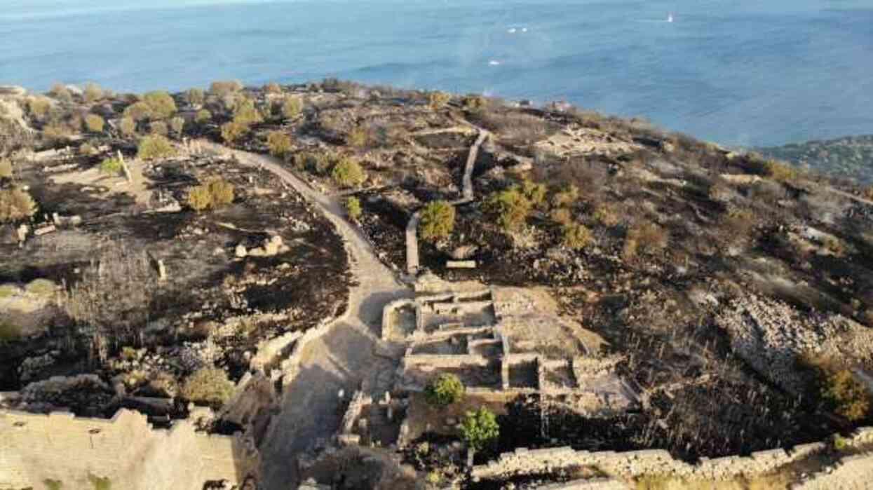 Çanakkale'de orman yangını! Alevler dünyaca ünlü Assos Antik Kenti'ne sıçradı