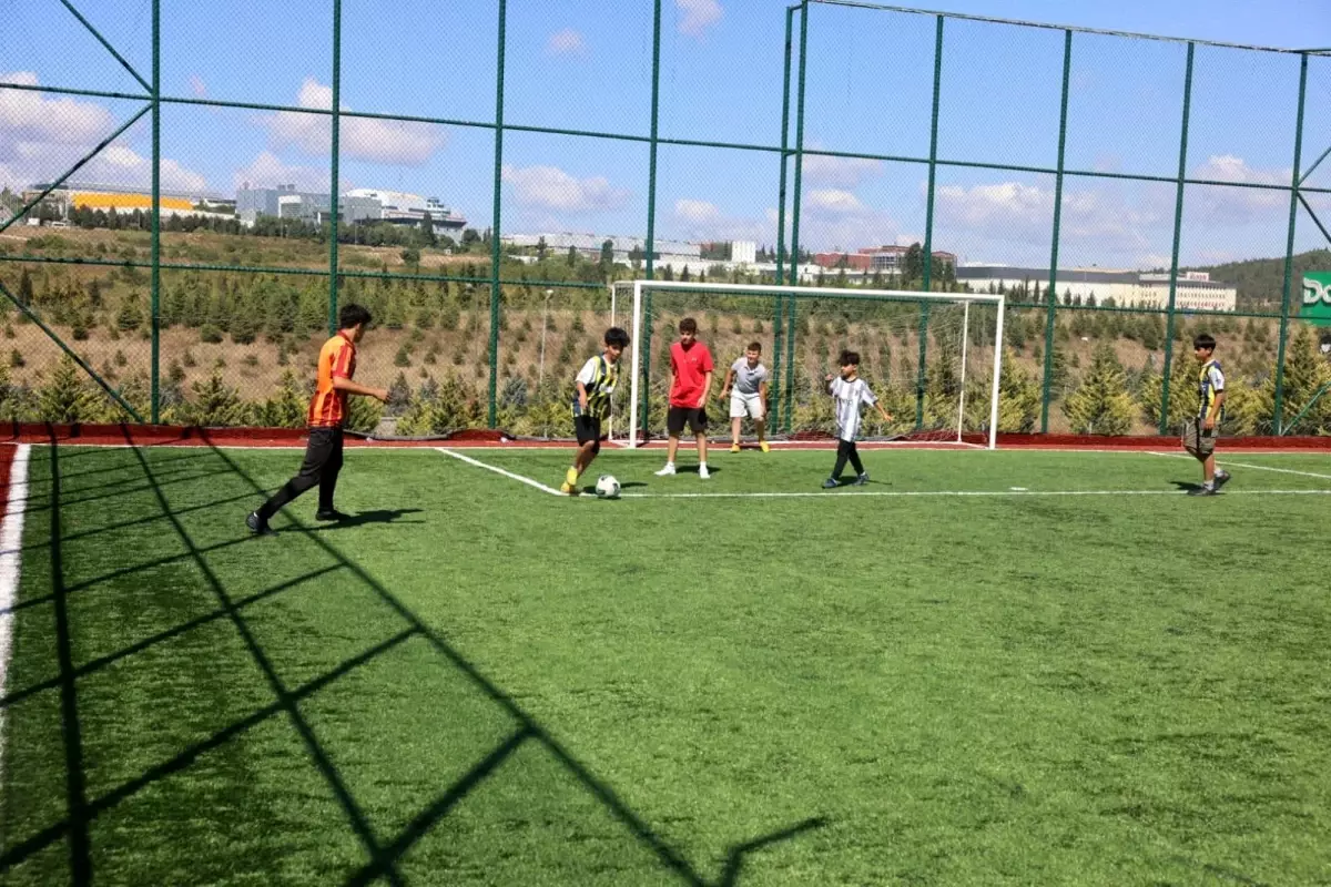 Çayırova Belediyesi\'nden 15 yeni halı saha