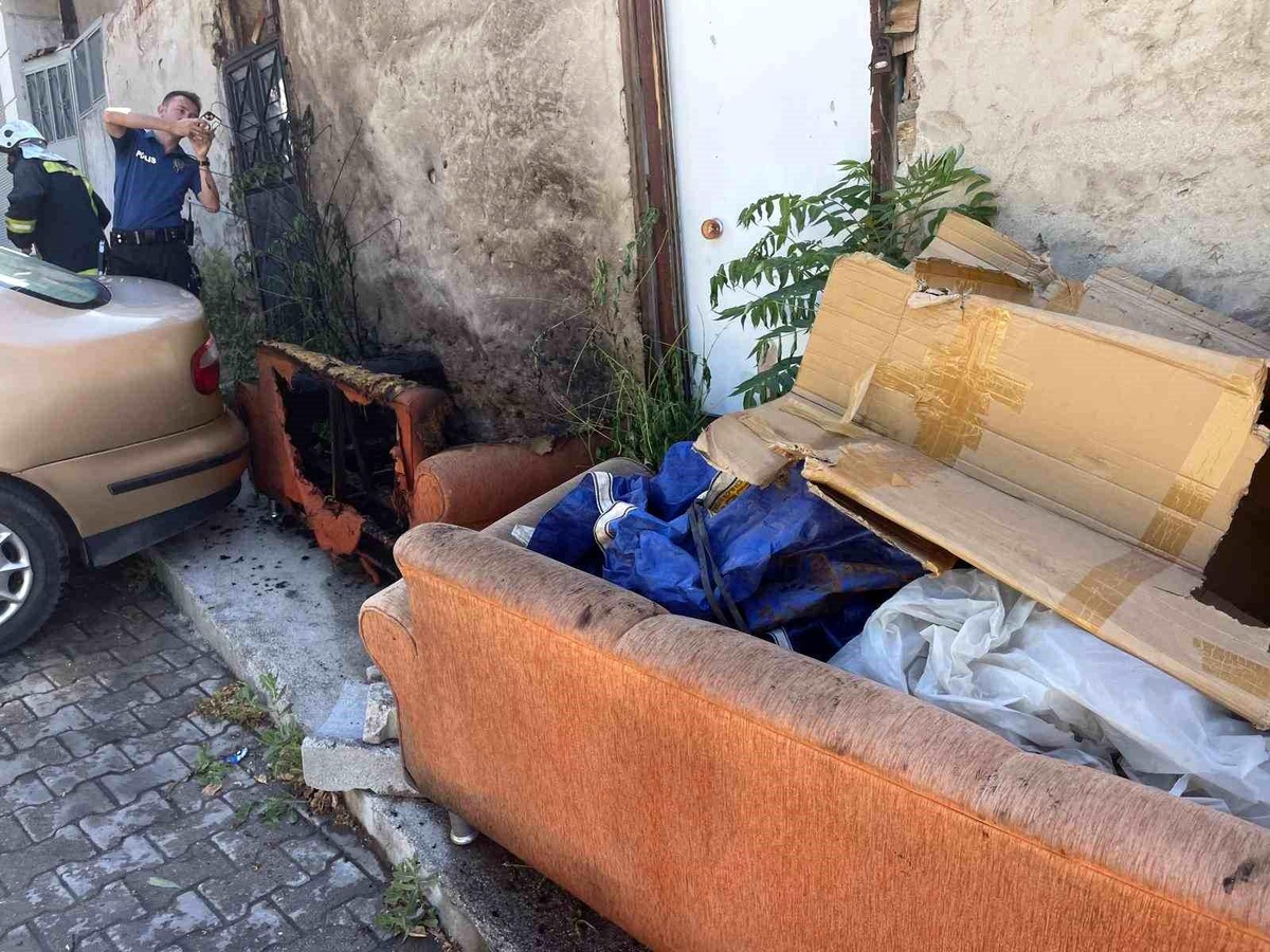 Afyonkarahisar\'da çocukların oyunu kanepeyi tutuşturdu, itfaiye alarm verdi