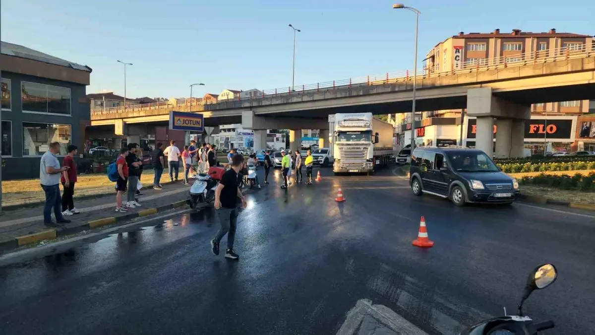 Zonguldak\'ın Ereğli ilçesinde çöp kamyonunun yağı yola aktı, 12 motosiklet sürücüsü düştü