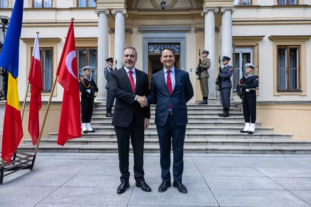 Dışişleri Bakanı Hakan Fidan, Polonya Dışişleri Bakanı Radoslav Sikorski ile görüştü