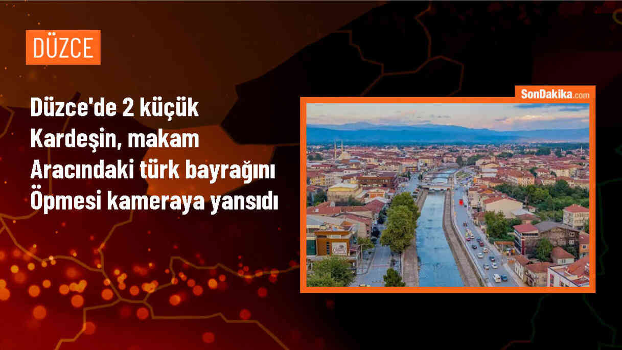 Düzce Valisi, çocukların bayrağı öpme anlarını paylaştı