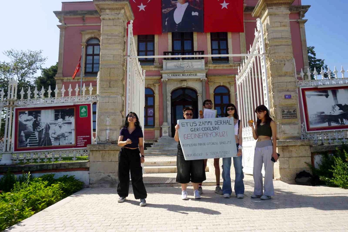 Trakya Üniversitesi Öğrencileri ETUS Zammını Protesto Etti
