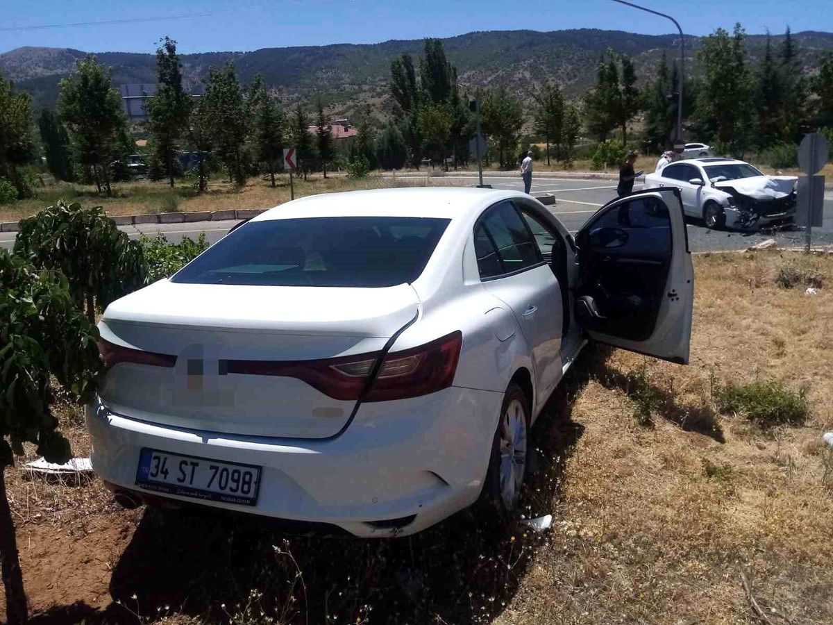 Elazığ\'da Trafik Kazası: 3 Kişi Yaralandı