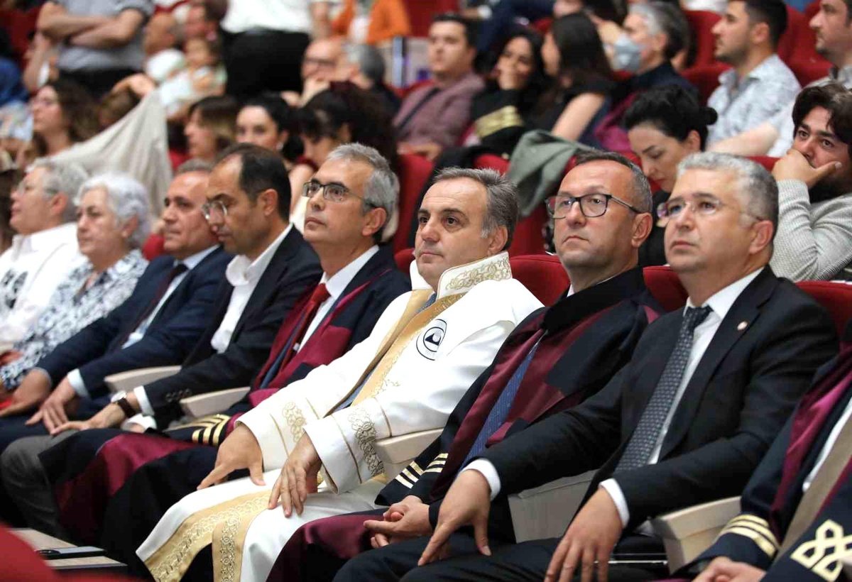 ERÜ Eczacılık Fakültesi 15. dönem mezunlarını verdi