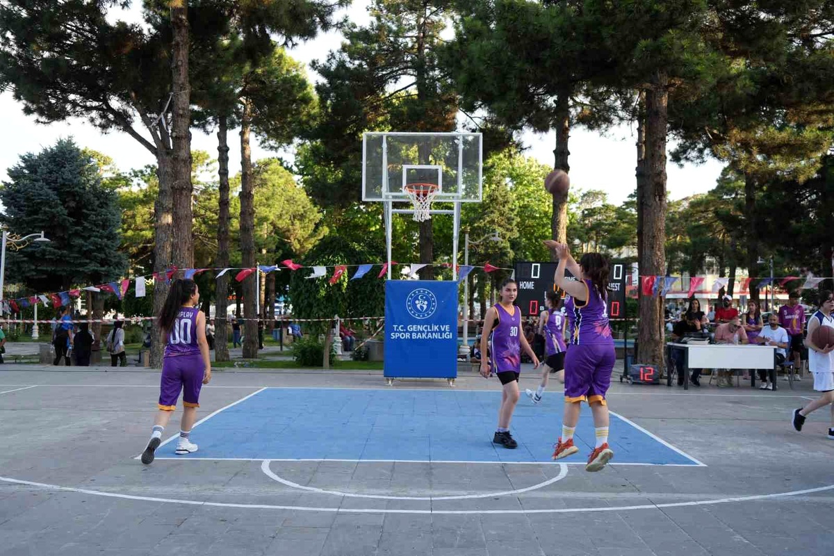 Erzincan\'da 4\'üncü Sokaklar Bizim 3x3 Basketbol Gençlik Kupası Başladı
